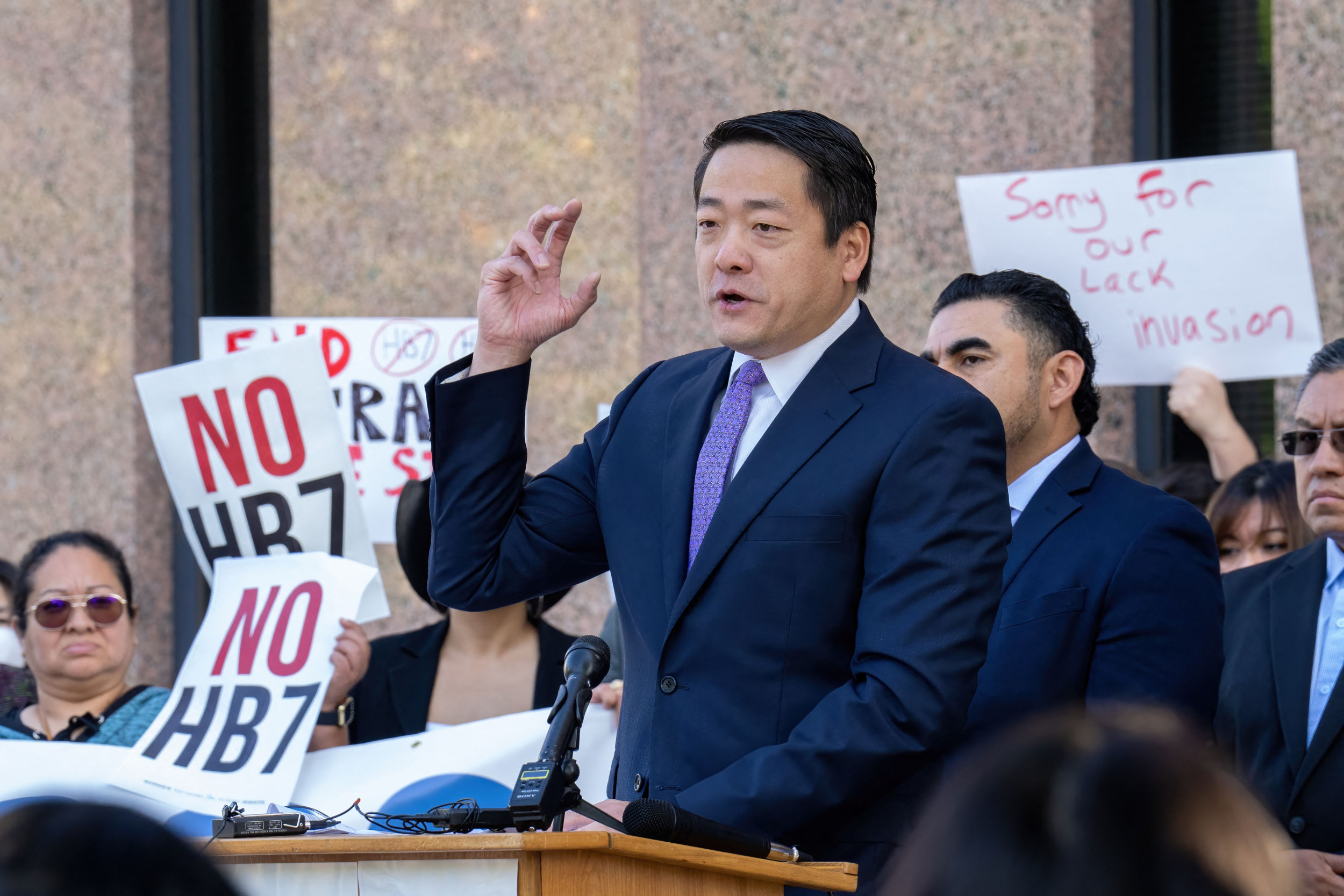 Texas Democrats Head to Chicago in Effort to Block Redistricting Map