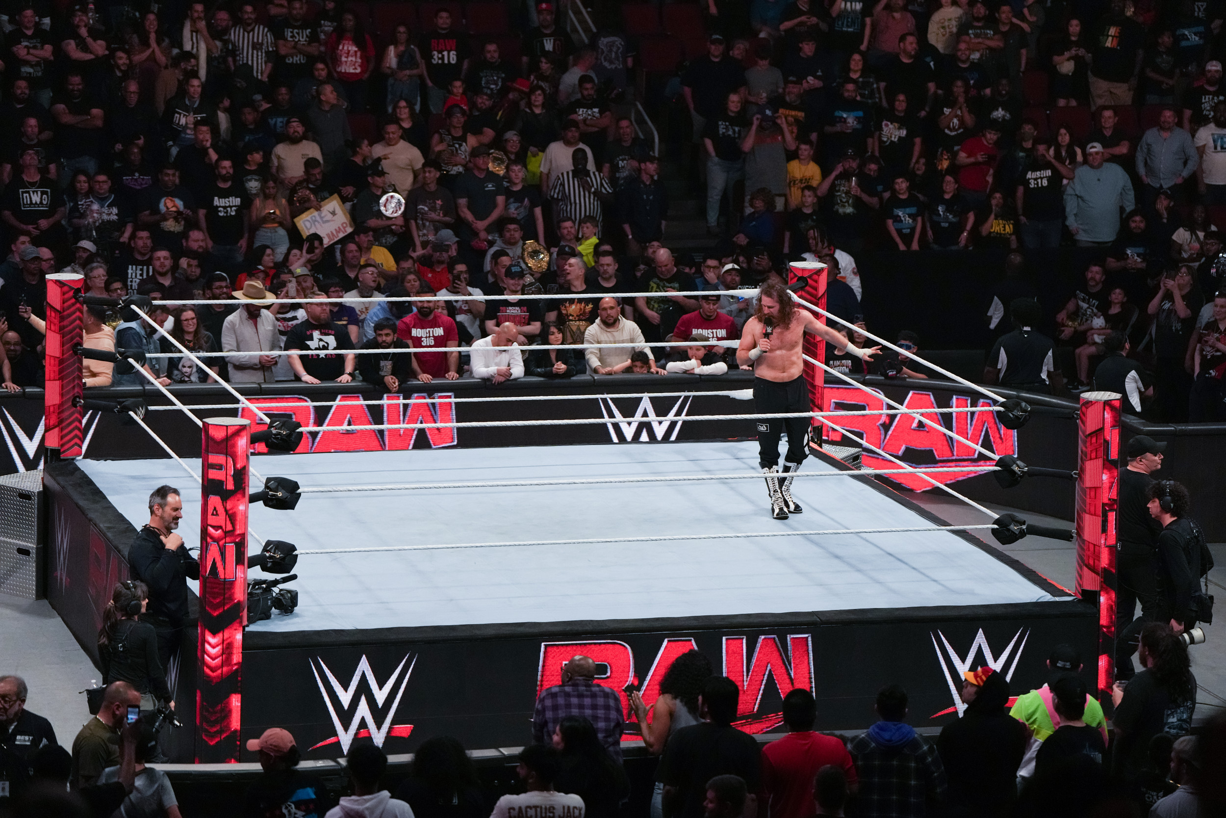 Popular WWE Star Suddenly Changes Brands